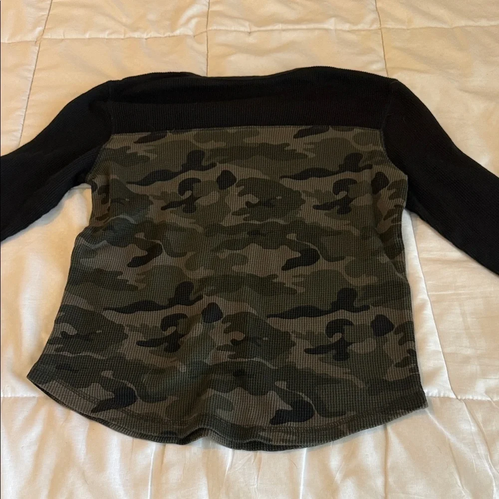 Old Navy Black and Green Camo Long Sleeve Tee Waffle/Thermal